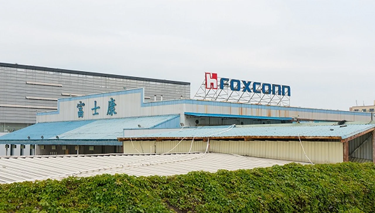 一直招不满人的富士康美国工厂终于达标了,现在它想要政府兑现补...