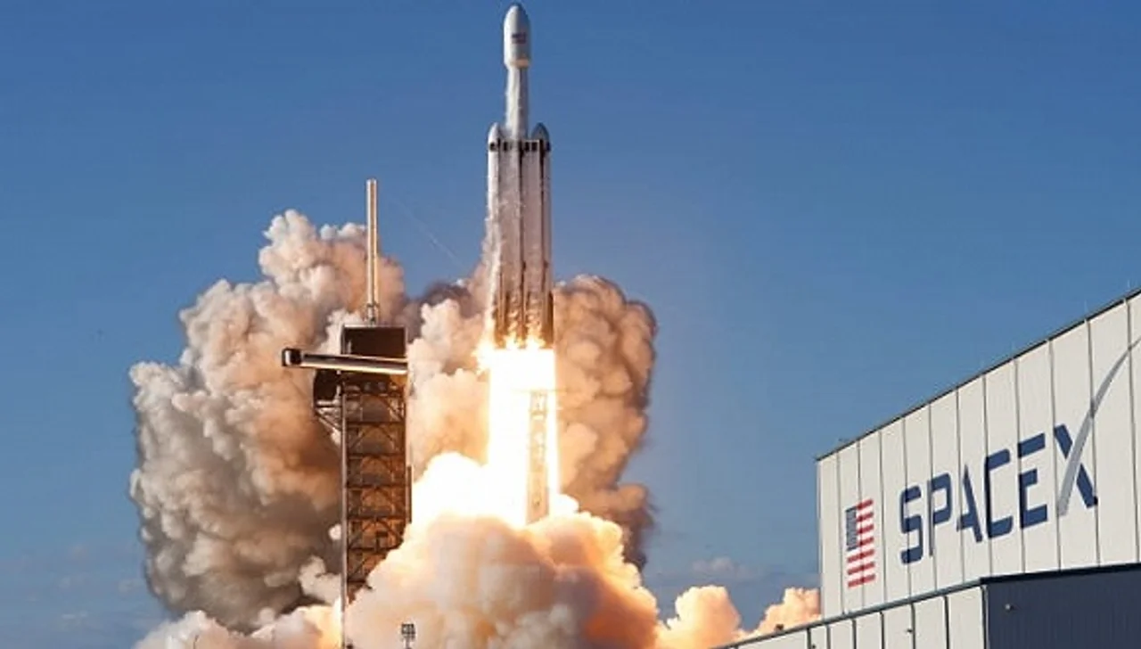 SpaceX发布载人龙飞船内部照片,拟五月份首次运送宇航员