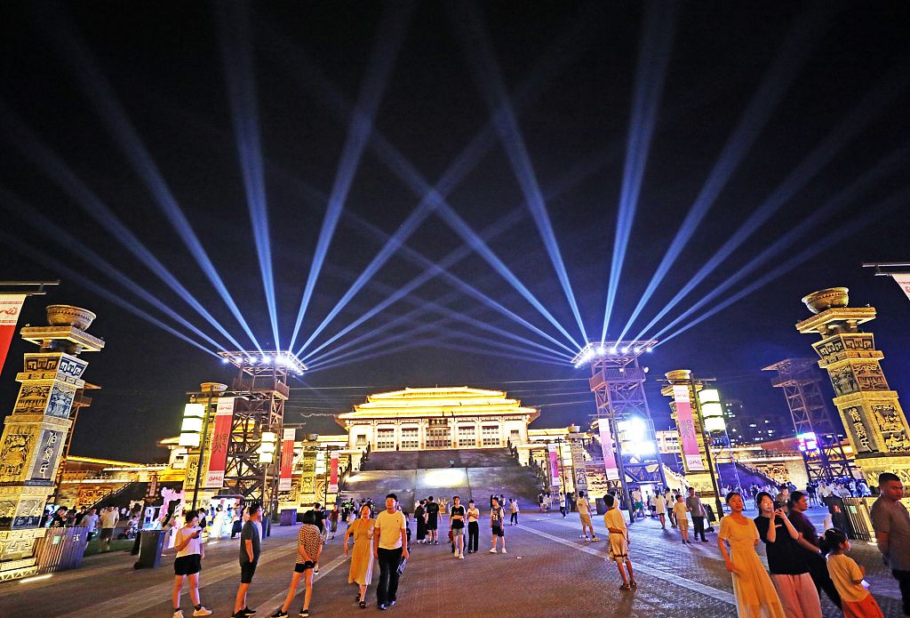 Bustling night markets light up Chinese economy