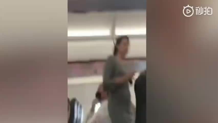 英国一乘客拒戴口罩被赶下飞机  临走时对其他乘客咳嗽还大骂工作人员“我希望你死“