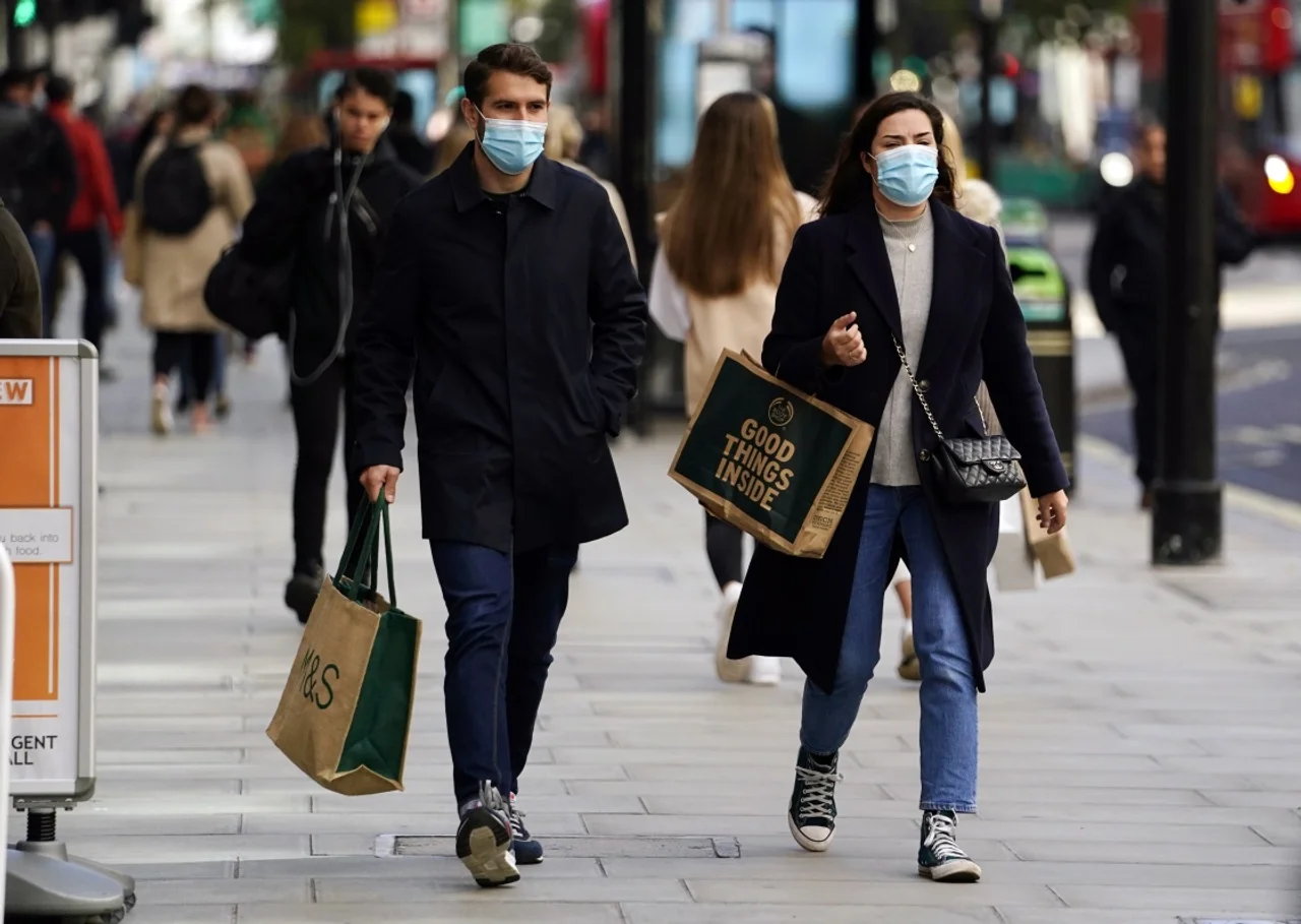 伦敦启动二级封锁限制措施,引发数千民众上街抗议