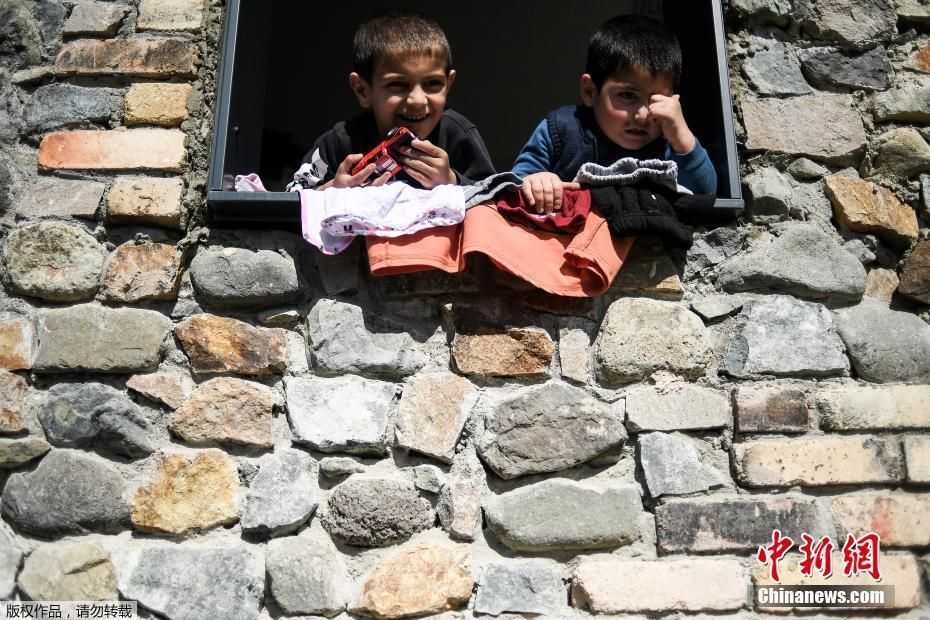亚阿战火下的普通人 部分难民离开纳卡地区避难
