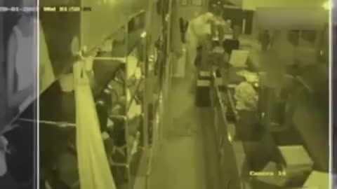 印度一窃贼身着抗疫防护服潜入珠宝店 大摇大摆行窃6小时