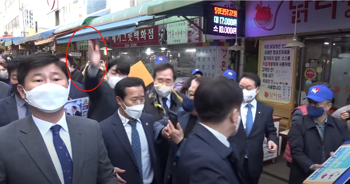 韩国执政党党首被扔鸡蛋：身边小哥没拦住 直接砸中脸