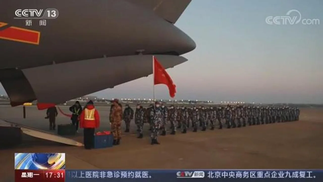 出征之夜 运-20上除了人员和物资,还带着……