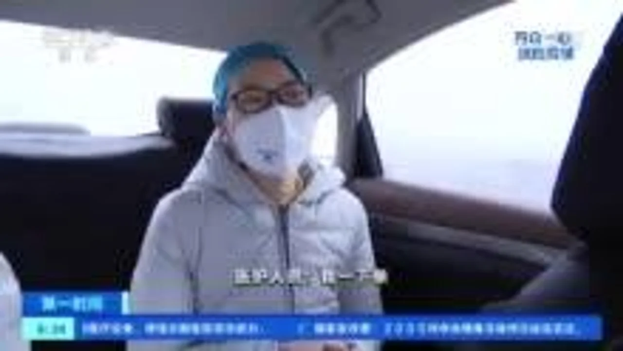 “武汉有我,风雨无阻!”90后志愿者专车护送白衣天使!