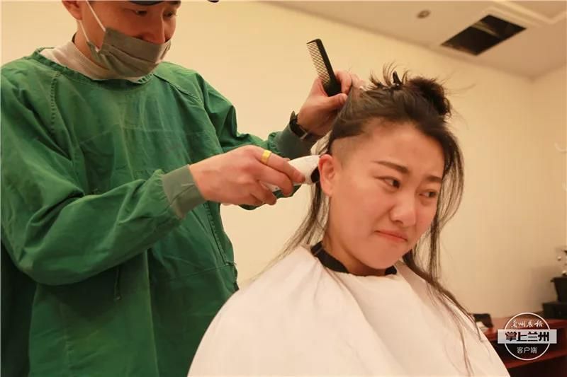 她们剃光长发出征 柔情豪语令人敬