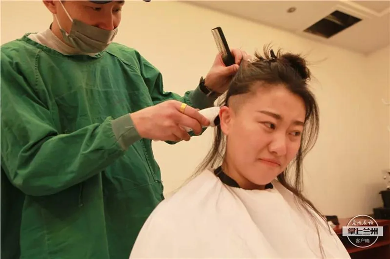 她们剃光长发出征 柔情豪语令人敬