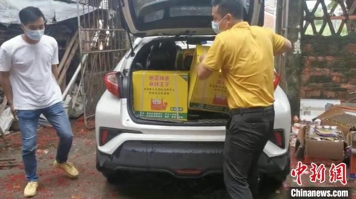 湖南平江给奥运冠军全红婵送辣条啦！