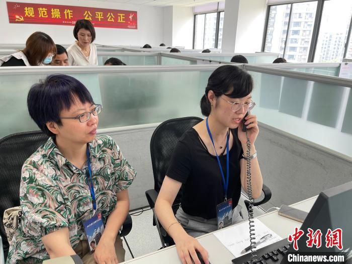 探访浙江高考录取现场：进门需过三道关 18个小组负责录检