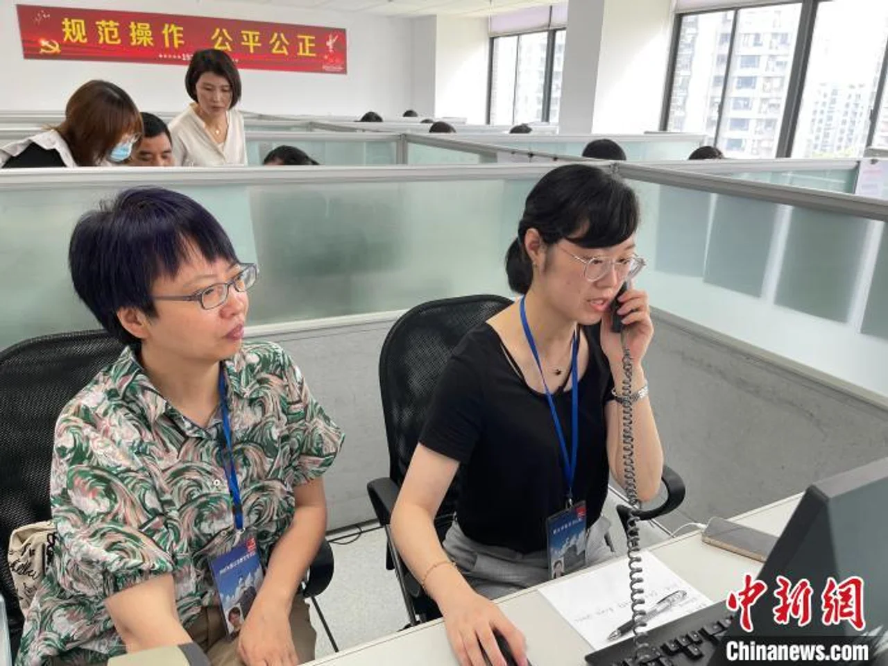 探访浙江高考录取现场:进门需过三道关 18个小组负责录检