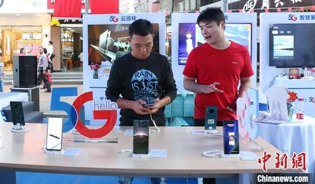 中国消费者平均每天在网络社交媒体上花费超2.3个小时