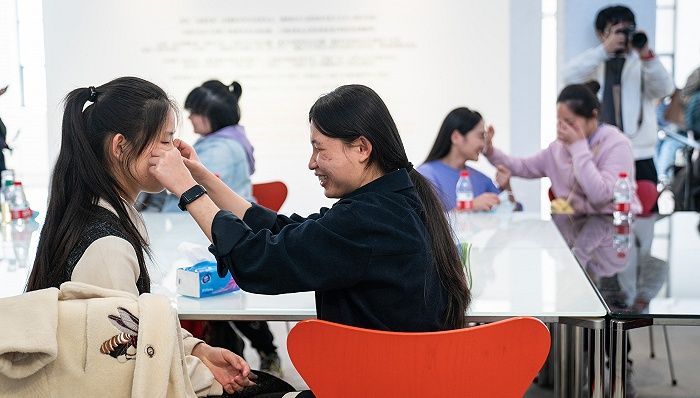 在黑暗中化妆，在轮椅上起舞：残障人士如何追求美与自我？
