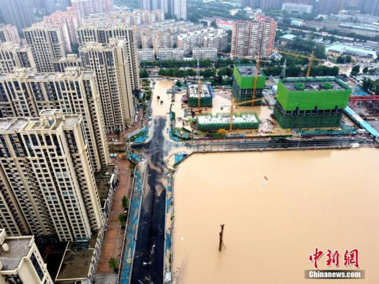 盘点河南暴雨十大感人瞬间:超级英雄就是民众自己