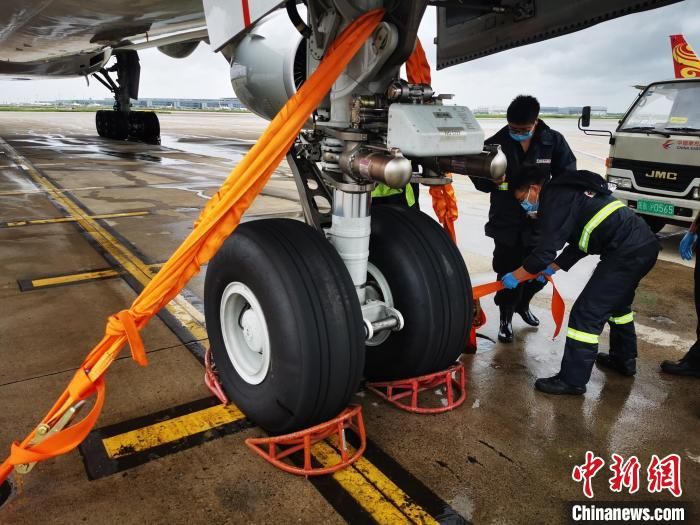 受台风“烟花”影响 上海各大航司取消上海部分进出港航班