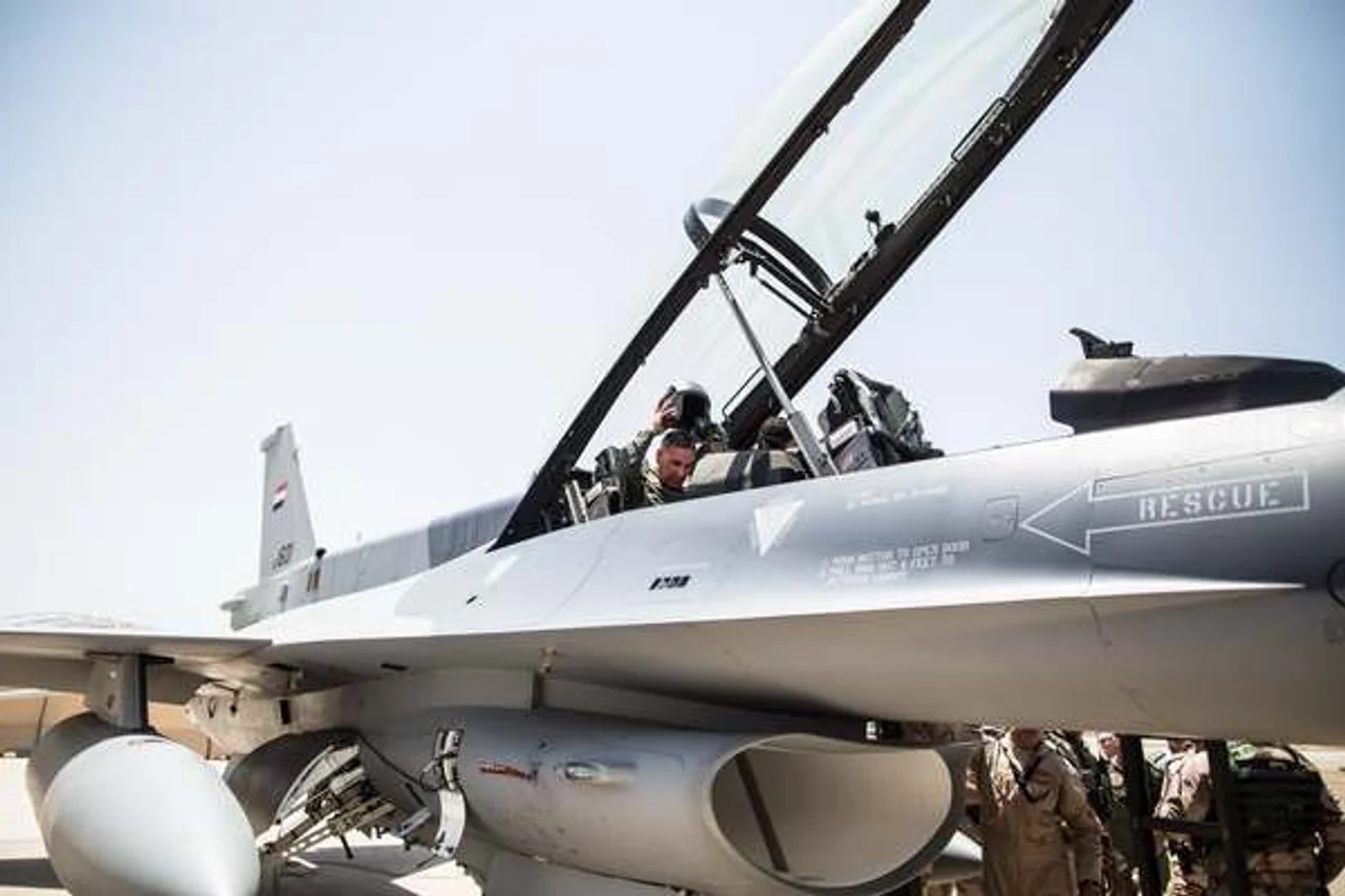 美國正式向伊拉克交付首批4架F-16戰機