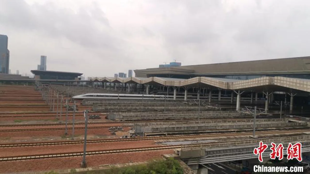 探访雨后高铁站:保障滞留旅客有吃有喝