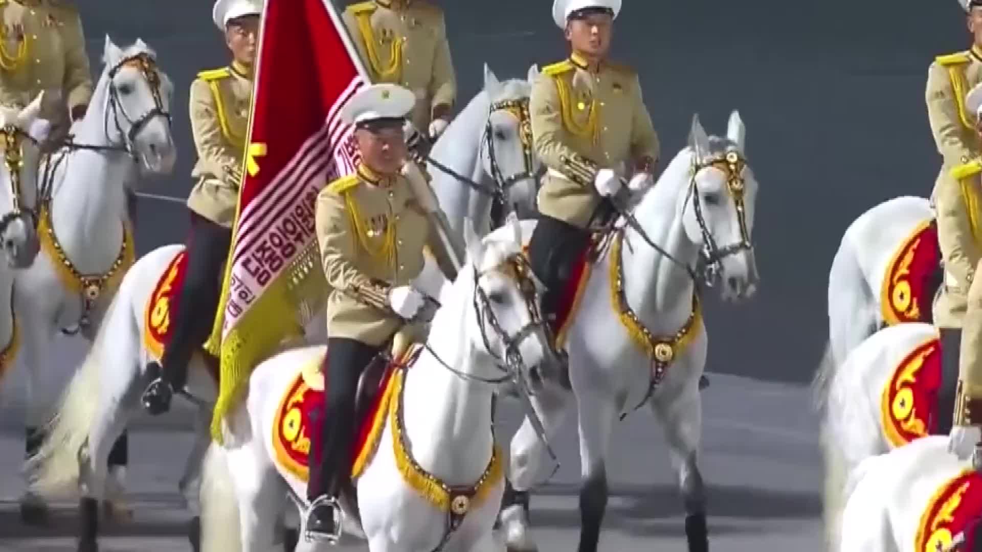 金正恩在阅兵式上讲话激动哽咽 民众落泪