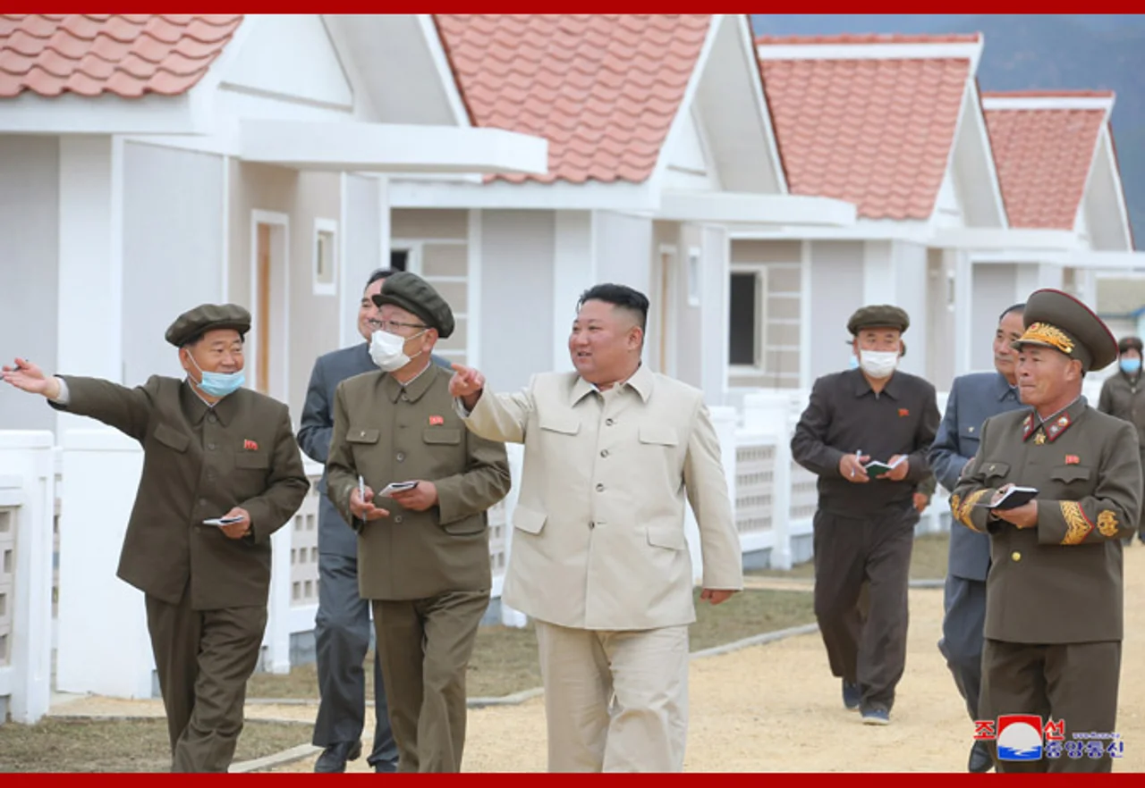 金正恩视察咸镜南道重建工地