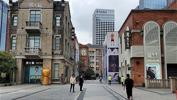 部分武汉商场恢复营业，Prada和歌中歌等时尚品牌开门