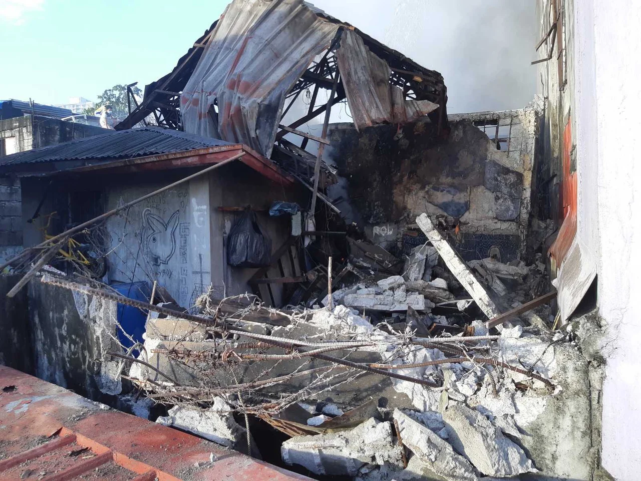菲律宾一民居发生火灾并坍塌 致2死3伤