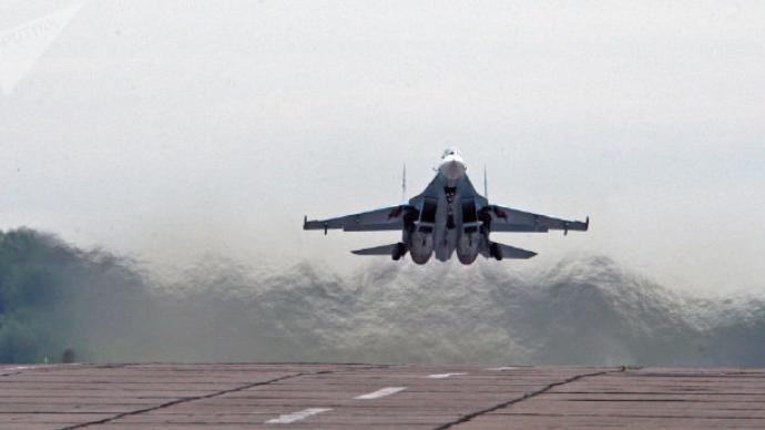 升空伴飞，俄苏-27战机在黑海上空拦截美空军侦察机