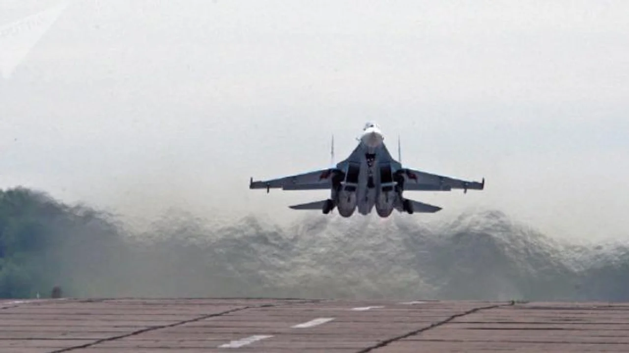 升空伴飞,俄苏-27战机在黑海上空拦截美空军侦察机