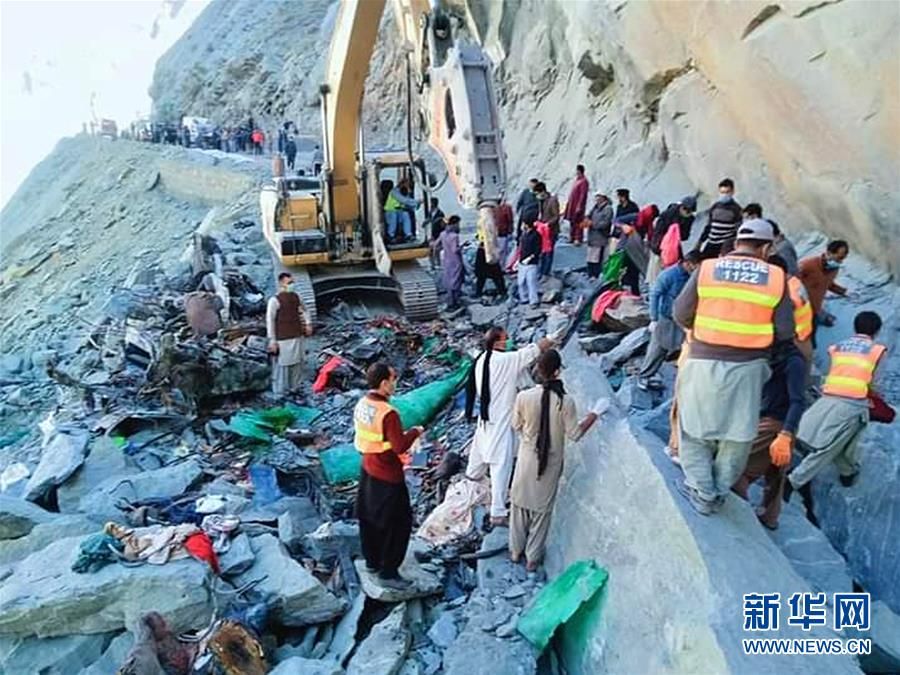 巴基斯坦山体滑坡致一客车被埋 16人遇难