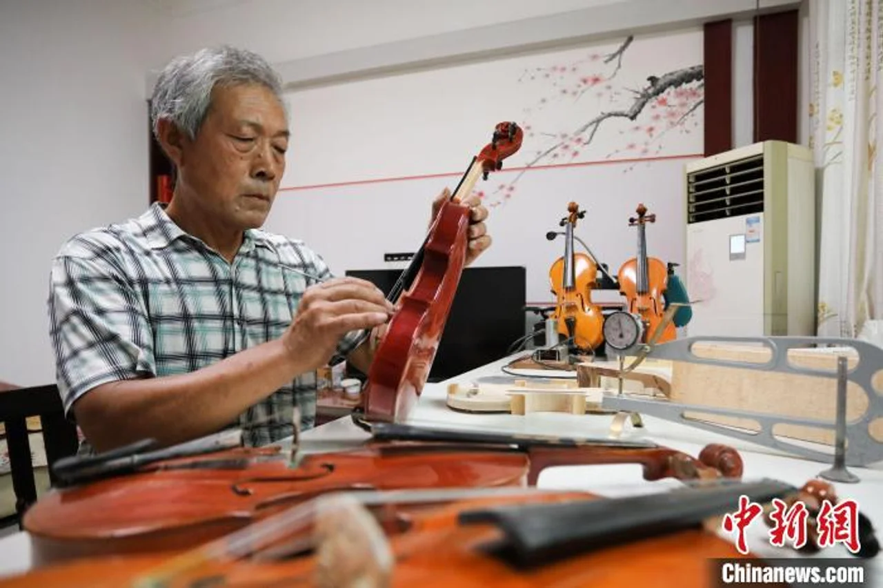 河北农民痴迷小提琴制作37年 把木头做成有“生命”的乐器