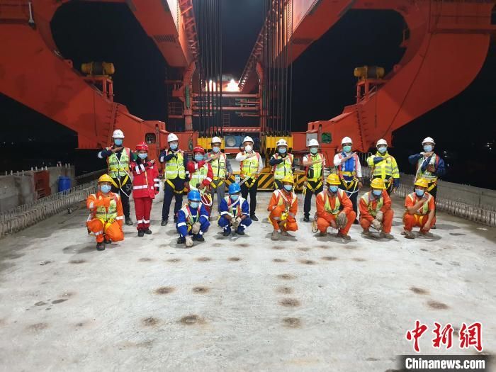 印尼雅万高铁全线首榀跨高速公路箱梁成功架设(图)