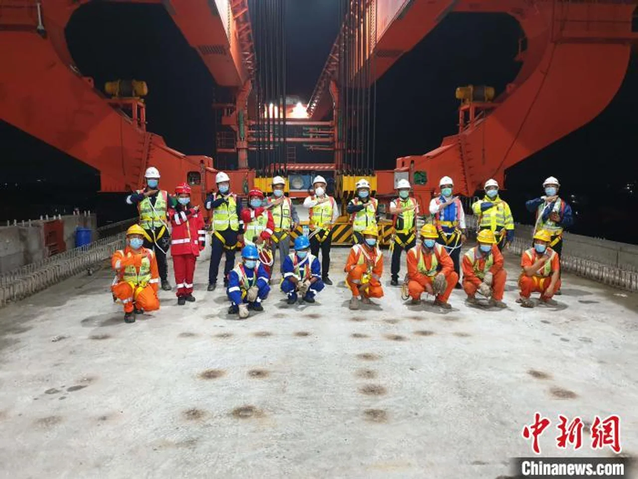 印尼雅万高铁全线首榀跨高速公路箱梁成功架设(图)