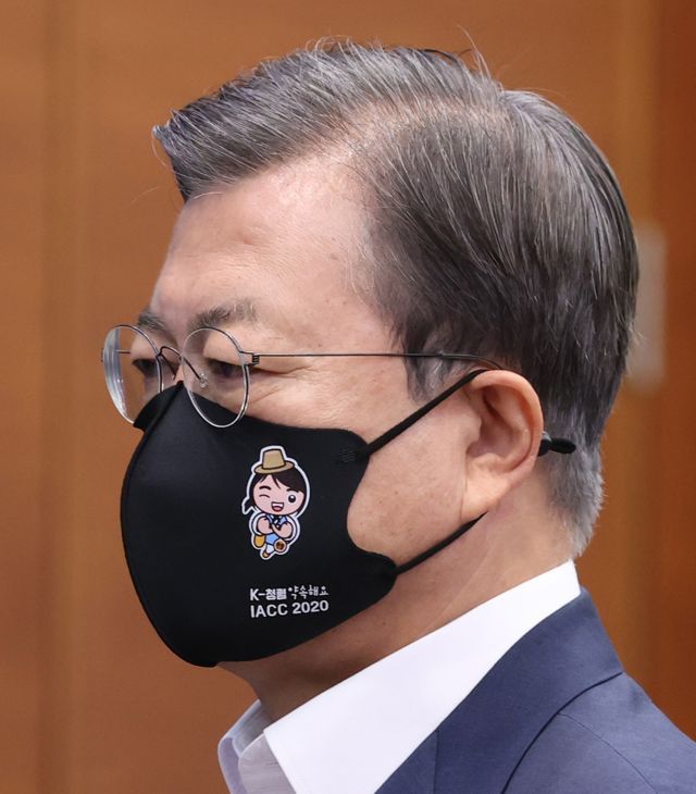 文在寅戴卡通口罩开会 上面写“清廉”二字（图）