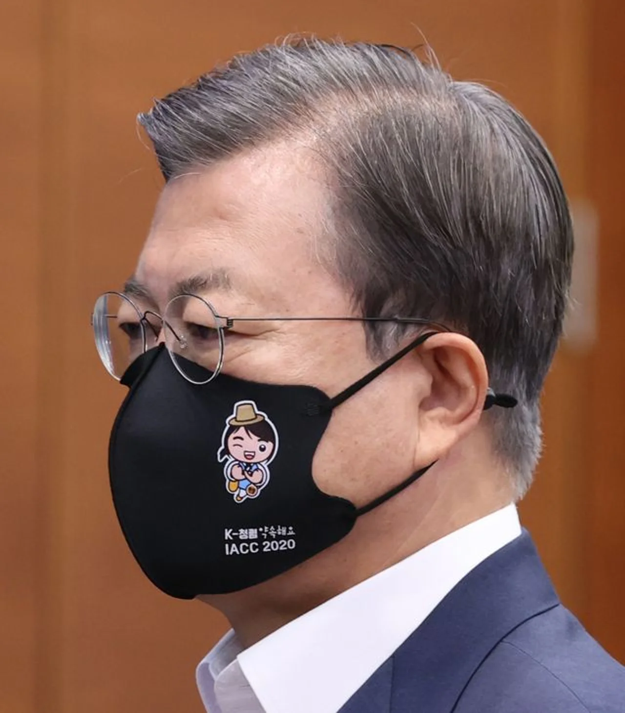 文在寅戴卡通口罩开会 上面写“清廉”二字(图)
