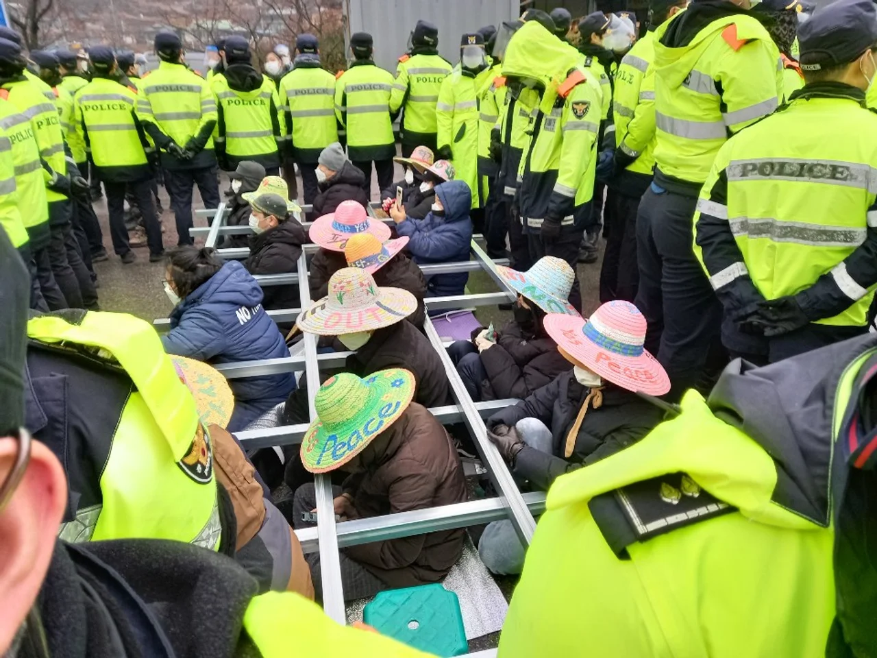 韩国国防部向萨德基地运送物资 遭当地居民抗议