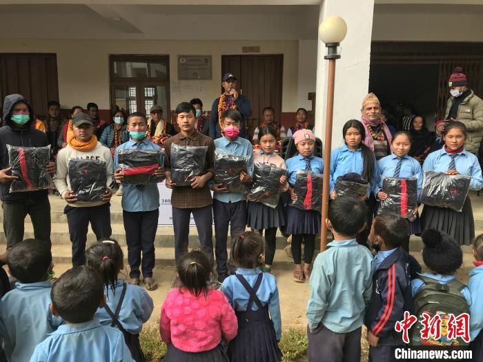 尼泊尔中资企业红狮希望水泥向大地震震中灾区3所学校捐赠冬装