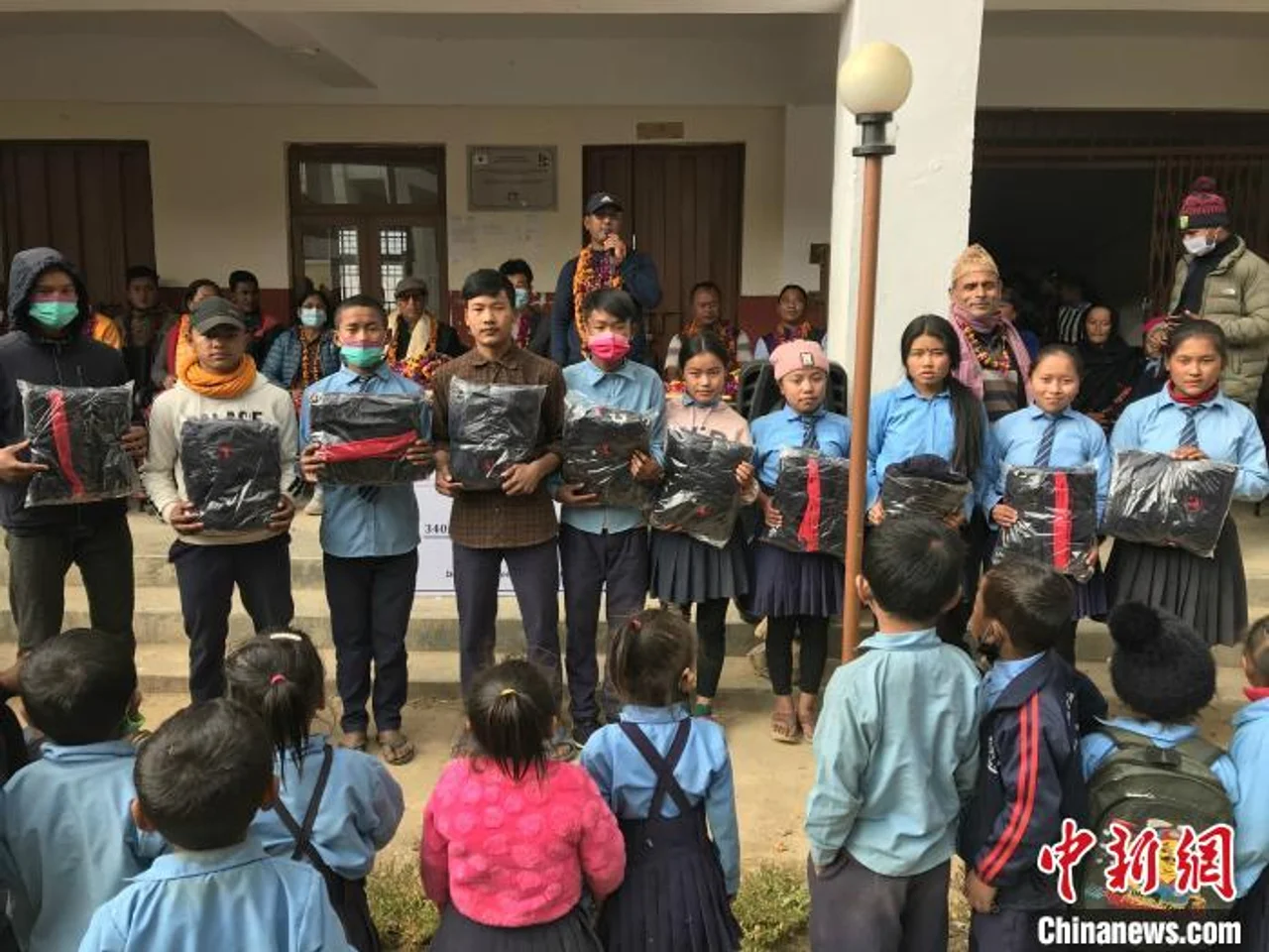 尼泊尔中资企业红狮希望水泥向大地震震中灾区3所学校捐赠冬装