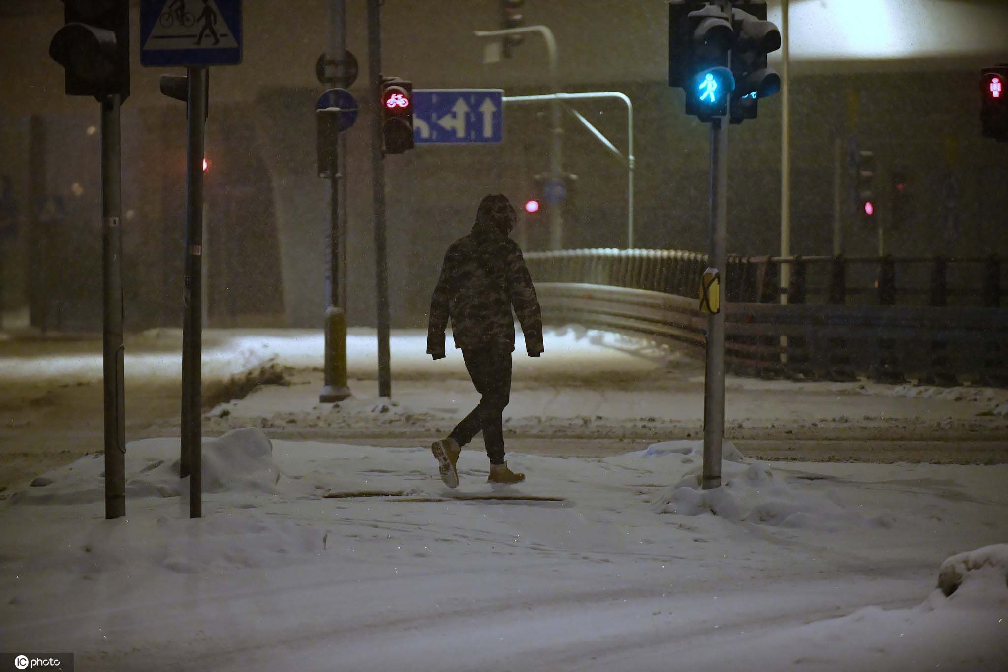波兰华沙迎大雪 交通受严重影响