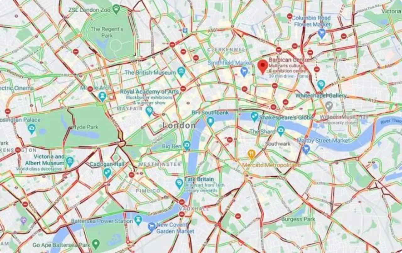 英国封城前,富人定私人飞机跑路,民众堵2000公里走不动