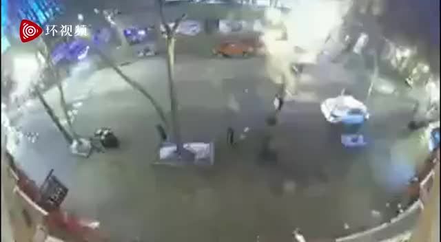 纳什维尔市中心发生爆炸前，现场视频记录下一段令人“不寒而栗”的警报
