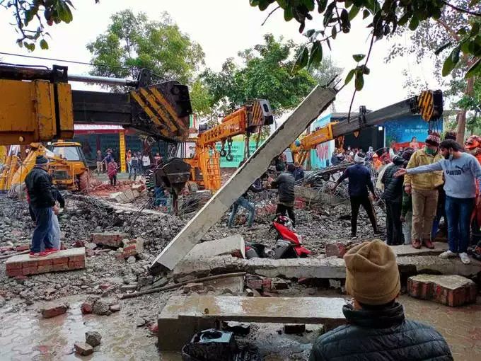 印度北方邦一火葬场楼顶坍塌 造成至少8人死亡
