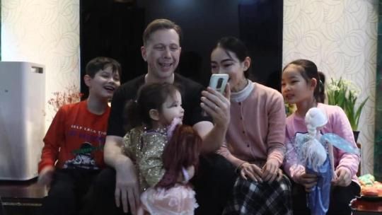 在华过春节的外国人向家人“云拜年”