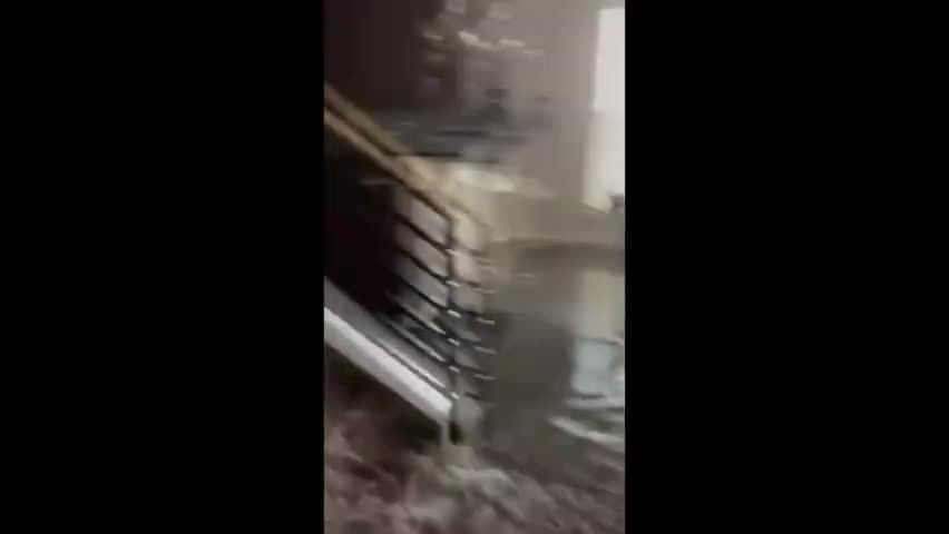 60秒看美国得州灾后乱象：超市抢购一空，居民大排长龙接自来水