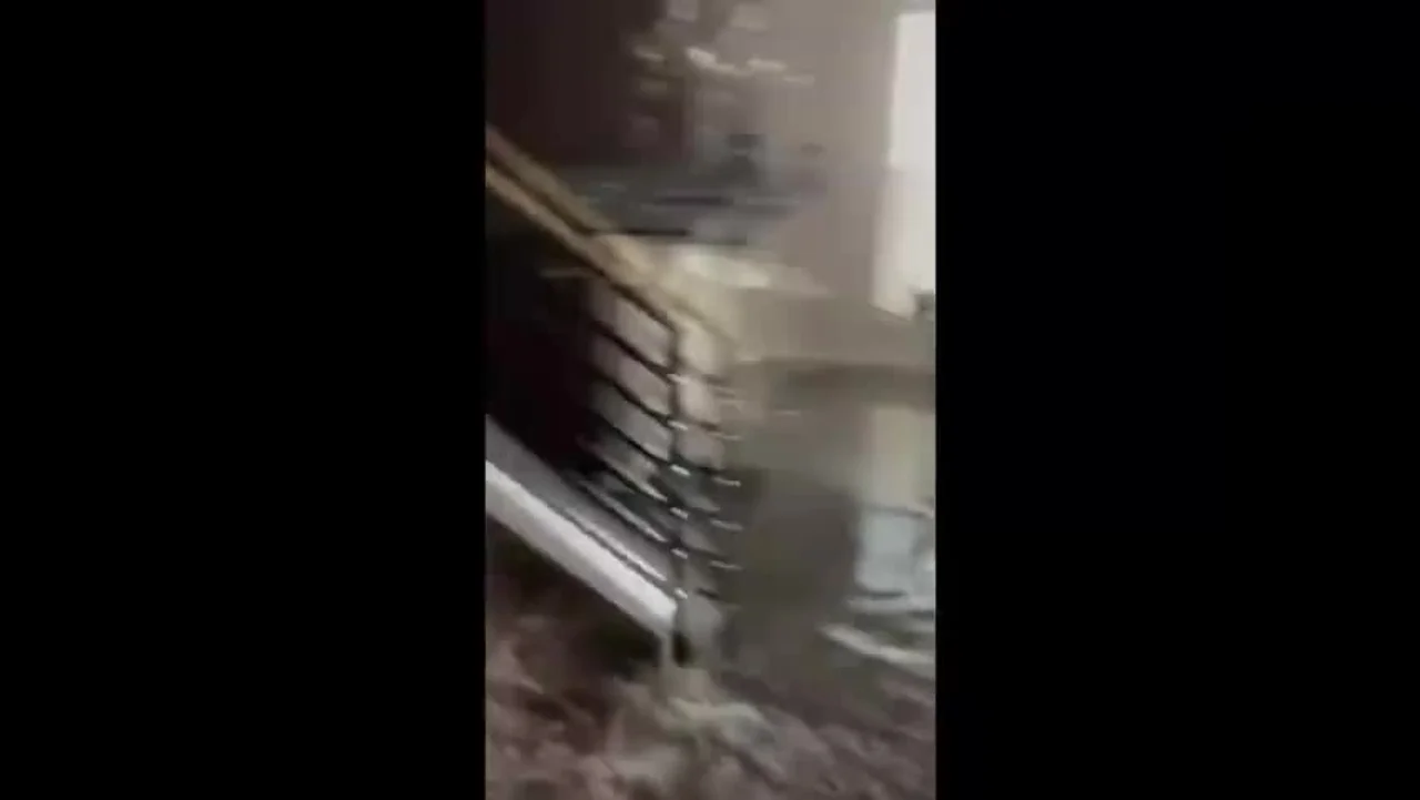 60秒看美国得州灾后乱象:超市抢购一空,居民大排长龙接自来水