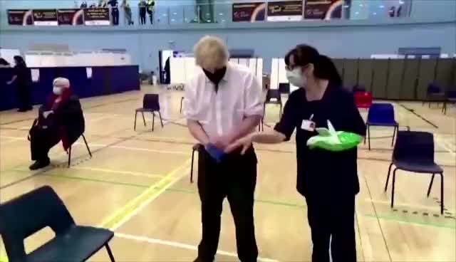 "跟辛普森似的"，约翰逊戴手套时拿杀人案开玩笑被批