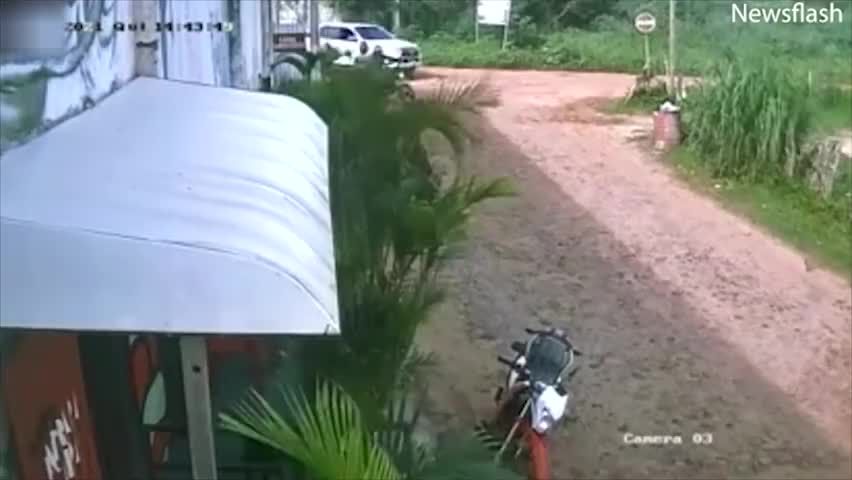 巴西一女子走进酒吧朝丈夫坐的那桌开枪 致1人中弹身亡
