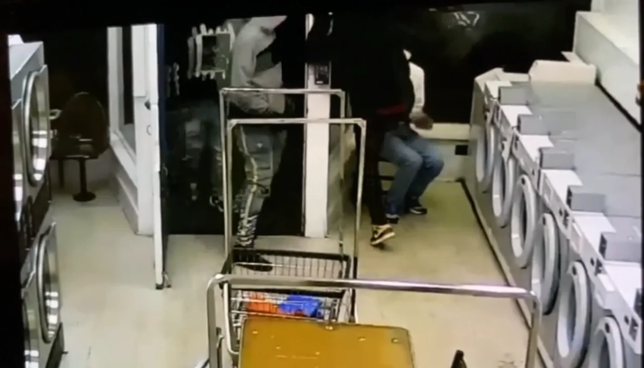 美国亚裔老人在洗衣店内遭飞踹 身上财物被洗劫一空