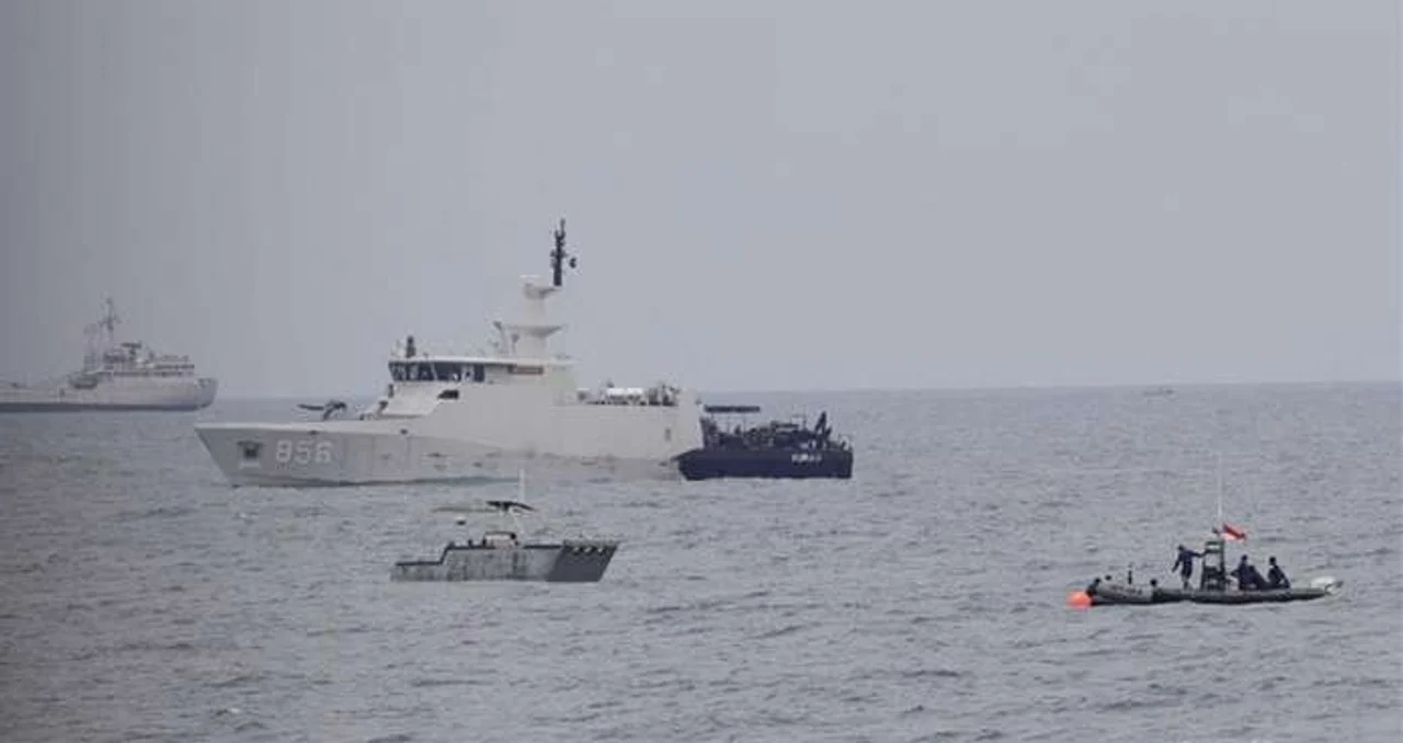 印尼政府正全力搜寻失事客机黑匣子