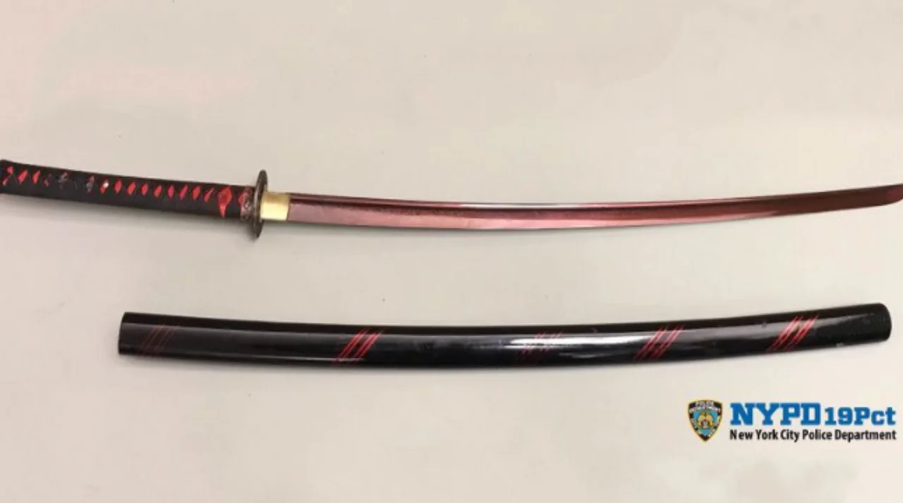 美国纽约现惊魂一幕:男子当街挥武士刀与警方混战