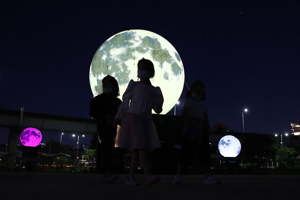 预热中秋传递希望 韩国民众夜赏人造月亮