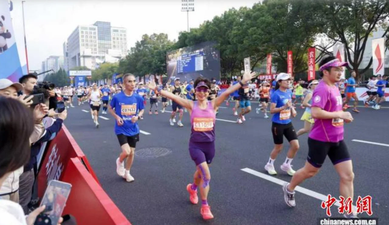 2025杭州马拉松:三万跑者竞逐“最美赛道”